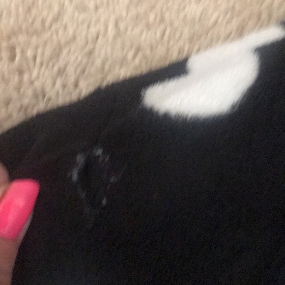 VSPink fuzzy black and white robe never worn but does have a flaw in photos - Picture 3 of 4